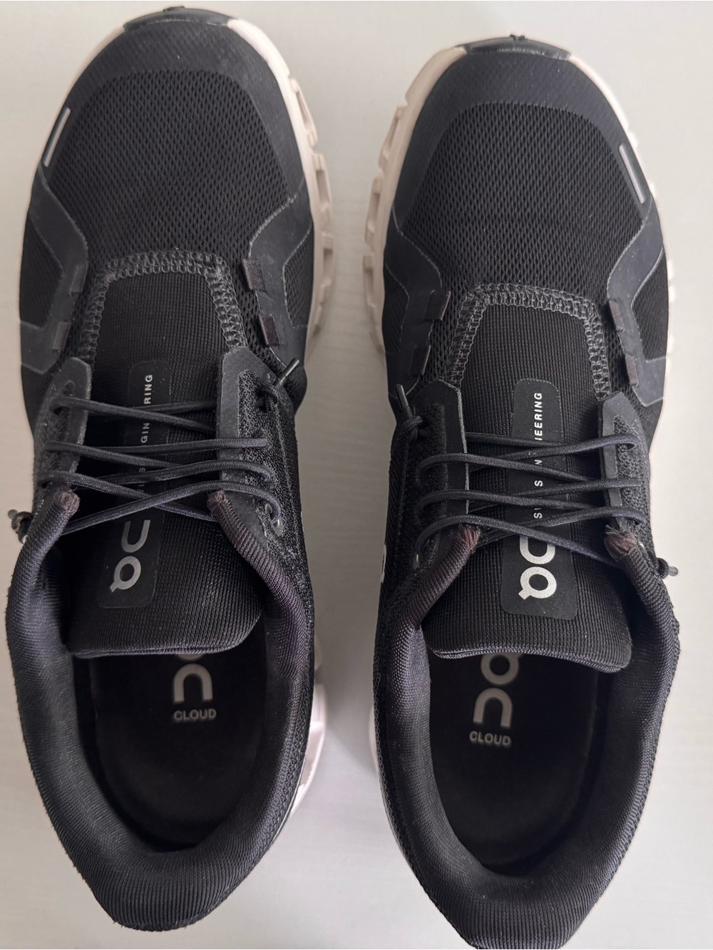 Women’s On Running Cloud Sneakers in Black with White Soles EUC Sz 7 with box